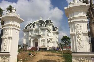 Cả đời bán rau, làm nông, cụ bà Hà Tĩnh 78 tuổi xây biệt thự 5.000 m2 kiến trúc châu Âu khiến người dân choáng váng