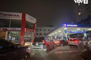 Người dân Hà Nội ùn ùn mua xăng trước ngày điều chỉnh giá