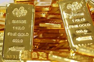 Vàng thế giới giảm mạnh xuống 1,916 USD/oz