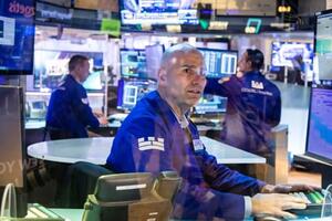 Dow Jones tăng hơn 500 điểm trong phiên đầy biến động