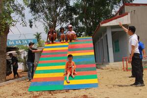 Mang sân chơi giáo dục đến với trẻ em buôn làng vùng sâu