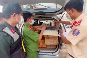 An Giang: Bắt xe du lịch chở số lượng lớn hàng hóa nghi nhập lậu