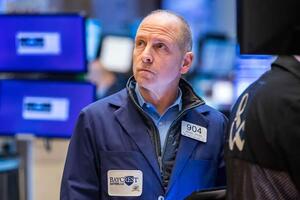 Dow Jones mất 200 điểm, Nasdaq Composite sụt 2%