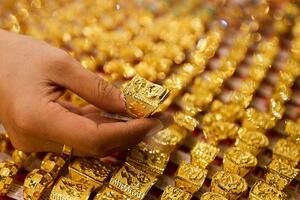 Vàng thế giới giảm trước triển vọng thắt chặt chính sách của Fed