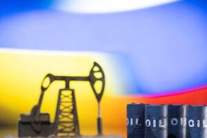 Dầu quay đầu giảm khi lo ngại dịch Covid-19 làm giảm nhu cầu