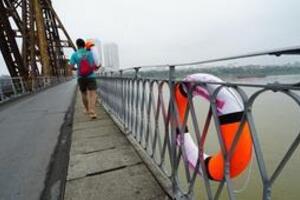 Lắp nhiều phao cứu sinh trên các cây cầu ở Hà Nội