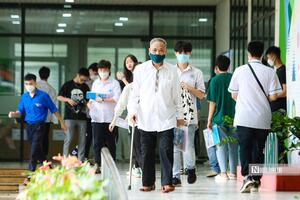 Chống gậy đi thi, thí sinh 82 tuổi đánh giá đề thi "ở mức trung bình"