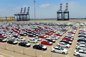 Ô tô nhập khẩu về Việt Nam giảm mạnh, giá tăng hàng nghìn USD/chiếc