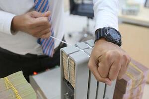 "Cuộc đua lãi suất" toàn cầu ngày một nóng gây áp lực ra sao tới Việt Nam?