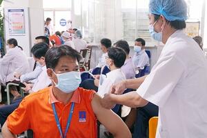 Hà Nội yêu cầu khẩn trương tiêm chủng vắc xin Covid-19