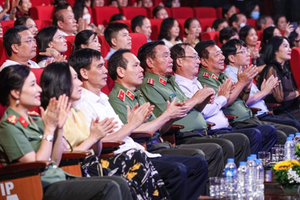 Xúc động hình ảnh, câu chuyện về "những người con của nhân dân"