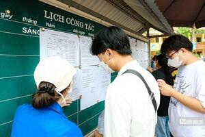 Đăng ký 122 nguyện vọng xét tuyển, nam sinh choáng khi nộp tiền lệ phí