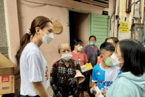 Hoa hậu Mai Phương miệt mài đi từ thiện sau đăng quang