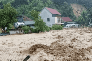 Lũ quét tràn về trong đêm, huyện miền núi Kỳ Sơn nhiều nơi bị cô lập