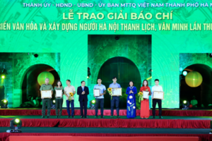 Trao Giải báo chí về Phát triển văn hóa và xây dựng người Hà Nội thanh lịch, văn minh lần thứ V - năm 2022