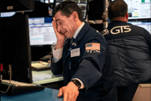 Phố Wall vẫn bán tháo, đồng Yên chạm đáy 2 thập kỷ