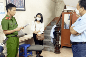 Thuê làm tem "chống hàng giả" dán lên các lọ collagen giả