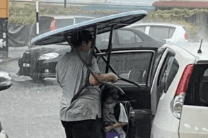 Malaysia: Bức ảnh người mẹ "che ô" cho con khiến nhiều người xúc động