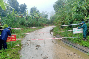 Quảng Nam: Sạt lở gây cô lập 450 hộ dân, lực lượng chức năng mở đường tạm cho dân đi