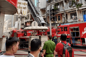 Cháy lớn gần chợ Bến Thành