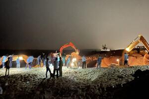 Bản tin 17/10: Bình Thuận báo cáo nhanh vụ sạt lở mỏ titan; Xác định nguyên nhân ban đầu vụ 7 người nghi uống nước có chất độc