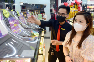 Giá điện thoại, máy tính bảng, gas, xăng dầu... nhấp nhổm tăng theo tỉ giá