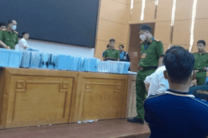 Cảnh sát niêm phong 400 bộ hồ sơ tại cuộc đấu giá 52 lô đất ở Phú Thọ
