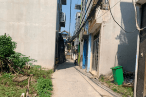 Nhà trong ngõ Hà Nội “hét” giá cao: Cầm 4 tỷ chật vật tìm nhà 30m2