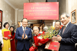 Chủ tịch HĐND Thành phố Nguyễn Ngọc Tuấn trao tặng Huy hiệu Đảng cho đảng viên lão thành tại quận Ba Đình