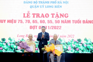 Chủ tịch UBND Thành phố Trần Sỹ Thanh trao Huy hiệu Đảng tặng các đảng viên lão thành quận Long Biên