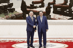 Chủ tịch Quốc hội Vương Đình Huệ hội kiến Thủ tướng Campuchia Hun Sen