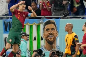 Hài hước: Ronaldo ghi bàn, Messi ngước nhìn ngưỡng mộ?!!!