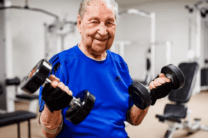 Cụ ông 100 tuổi nâng tạ, tập cardio 3 tiếng mỗi ngày, 5 ngày/tuần