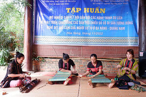 Trình diễn di sản nghề dệt thổ cẩm của người Cơ Tu