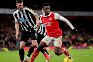 Phía trước của Arsenal vẫn là giông tố