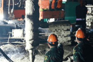 Tiếp tục nỗ lực đưa thi thể cháu bé khỏi cọc bê tông sâu 35m