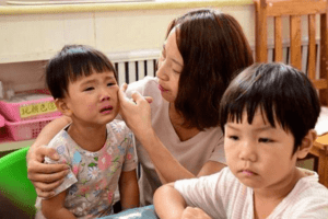 Con trai nghịch ngợm đổ lọ mực vào quần áo của nhà hàng xóm, mẹ có cách xử lý hay