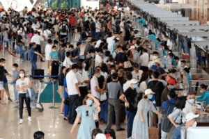 Hạn chế người thân đón, tiễn vào giờ cao điểm ở sân bay Nội Bài