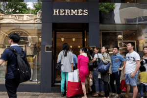 Không ai sướng bằng nhân viên Hermès: Công ty thưởng mạnh 17 tháng lương, người thấp nhất cũng bỏ túi 100 triệu đồng