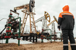 Giá xăng dầu hôm nay 25/2: Dầu giảm do lo ngại giảm nhu cầu