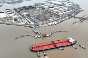 Giá xăng dầu hôm nay 29/3: Kéo dài mức tăng do rủi ro gián đoạn nguồn cung