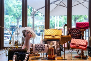 Kinh doanh hàng hiệu secondhand đang bùng nổ ở Trung Quốc: Khách hàng không cần 'mới', chỉ cần 'đồ thật và sở hữu liền tay', còn có dịch vụ thu mua tận nhà