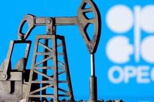 Giá dầu tăng vọt 8% khi OPEC+ giảm sản lượng