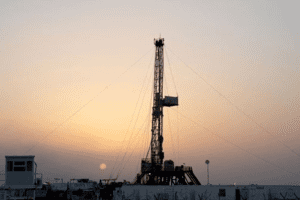 Giá xăng dầu hôm nay 4/4: Ổn định sau khi phi mã hơn 6%