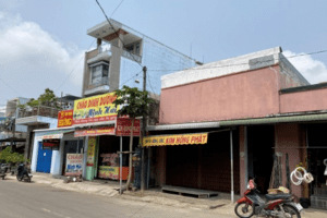 Quảng Ngãi: Nghi chủ tiệm vàng vỡ nợ gần 100 tỷ đồng bỏ trốn, hàng trăm người kéo đến nhà đòi nợ