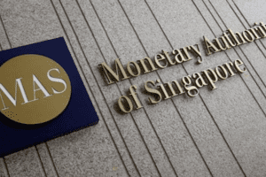 Singapore tạm dừng thắt chặt chính sách tiền tệ để đối phó với những rủi ro kinh tế