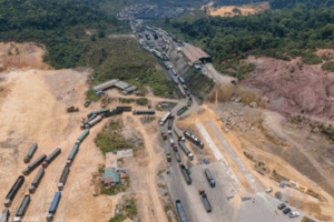 Hạ tầng yếu, hàng trăm phương tiện bị ùn ở cửa khẩu quốc tế La Lay