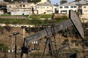 Dầu giảm 2% xuống thấp nhất trong 2 tuần