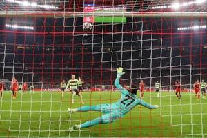 Khiến Haaland đá hỏng 11m, sao Bayern được khen ngợi hết lời