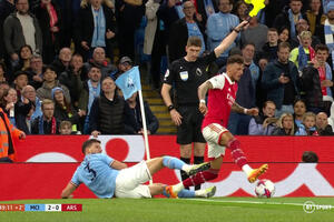 CĐV Arsenal trút giận lên trọng tài